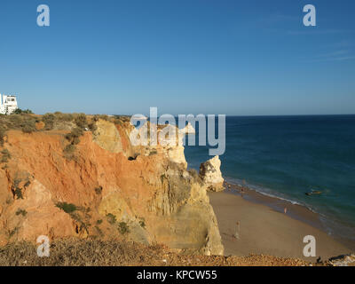 Red Rocks in der Nachmittagssonne an der Küste der Algarve. Portugal Stockfoto