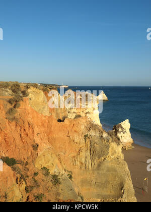 Red Rocks in der Nachmittagssonne an der Küste der Algarve. Portugal Stockfoto