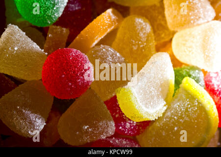 Bunte Frucht Bonbons in der Lichtstrahl Stockfoto