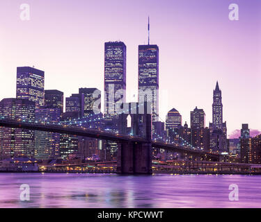 1998 historische BROOKLYN BRIDGE (© J&W ROEBLING 1876) Twin Towers (© MINORU YAMASAKI 1973) Downtown Skyline East River in Manhattan NEW YORK CITY USA Stockfoto