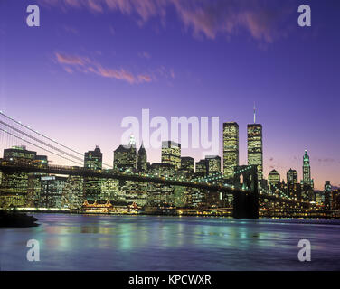 1998 historische BROOKLYN BRIDGE (© J&W ROEBLING 1876) Twin Towers (© MINORU YAMASAKI 1973) Downtown Skyline East River in Manhattan NEW YORK CITY USA Stockfoto