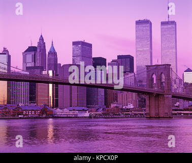 1998 historische BROOKLYN BRIDGE (© J&W ROEBLING 1876) Twin Towers (© MINORU YAMASAKI 1973) Downtown Skyline East River in Manhattan NEW YORK CITY USA Stockfoto