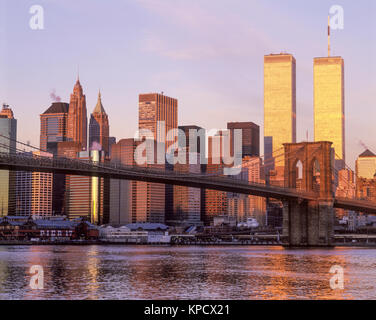 1998 historische BROOKLYN BRIDGE (© J&W ROEBLING 1876) Twin Towers (© MINORU YAMASAKI 1973) Downtown Skyline East River in Manhattan NEW YORK CITY USA Stockfoto