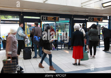 Passagiere warten auf Busse in North Road Bus Station, Durham, England Stockfoto