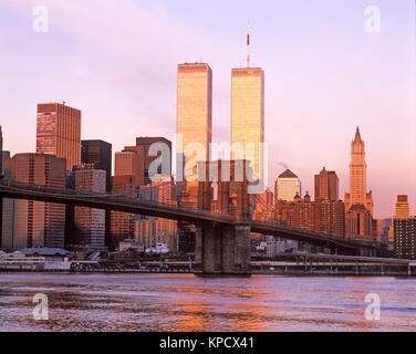 1998 historische BROOKLYN BRIDGE (© J&W ROEBLING 1876) Twin Towers (© MINORU YAMASAKI 1973) Downtown Skyline East River in Manhattan NEW YORK CITY USA Stockfoto
