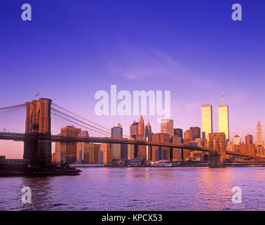 1998 historische BROOKLYN BRIDGE (© J&W ROEBLING 1876) Twin Towers (© MINORU YAMASAKI 1973) Downtown Skyline East River in Manhattan NEW YORK CITY USA Stockfoto