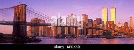 1998 historische BROOKLYN BRIDGE (© J&W ROEBLING 1876) Twin Towers (© MINORU YAMASAKI 1973) Downtown Skyline East River in Manhattan NEW YORK CITY USA Stockfoto