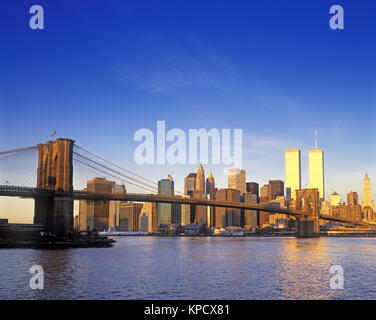 1998 historische BROOKLYN BRIDGE (© J&W ROEBLING 1876) Twin Towers (© MINORU YAMASAKI 1973) Downtown Skyline East River in Manhattan NEW YORK CITY USA Stockfoto