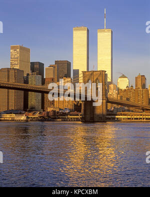 1998 historische BROOKLYN BRIDGE (© J&W ROEBLING 1876) Twin Towers (© MINORU YAMASAKI 1973) Downtown Skyline East River in Manhattan NEW YORK CITY USA Stockfoto