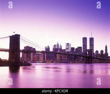 1998 historische BROOKLYN BRIDGE (© J&W ROEBLING 1876) Twin Towers (© MINORU YAMASAKI 1973) Downtown Skyline East River in Manhattan NEW YORK CITY USA Stockfoto