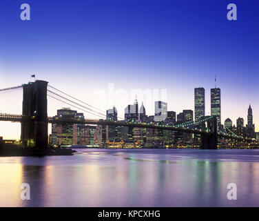 1998 historische BROOKLYN BRIDGE (© J&W ROEBLING 1876) Twin Towers (© MINORU YAMASAKI 1973) Downtown Skyline East River in Manhattan NEW YORK CITY USA Stockfoto