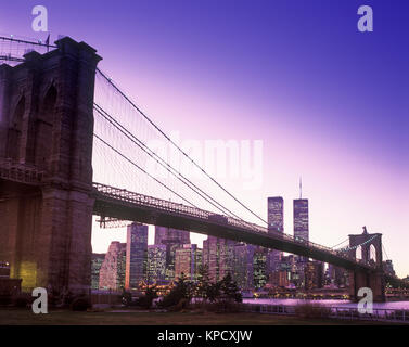 1998 historische BROOKLYN BRIDGE (© J&W ROEBLING 1876) Twin Towers (© MINORU YAMASAKI 1973) Downtown Skyline East River in Manhattan NEW YORK CITY USA Stockfoto