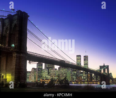 1998 historische BROOKLYN BRIDGE (© J&W ROEBLING 1876) Twin Towers (© MINORU YAMASAKI 1973) Downtown Skyline East River in Manhattan NEW YORK CITY USA Stockfoto