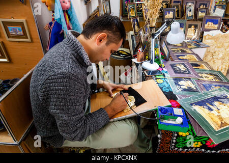 Ein Künstler bei der Arbeit an der Khast Imom Komplex, Taschkent, Usbekistan Stockfoto