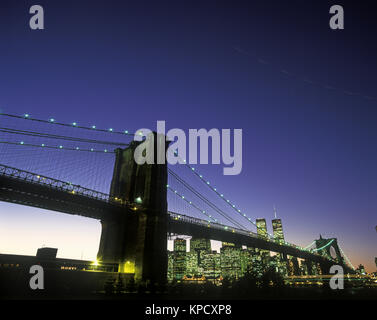 1998 historische BROOKLYN BRIDGE (© J&W ROEBLING 1876) Twin Towers (© MINORU YAMASAKI 1973) Downtown Skyline East River in Manhattan NEW YORK CITY USA Stockfoto