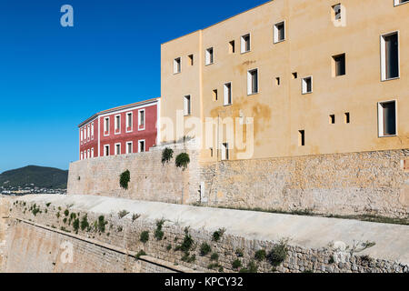 Stadtmauer rund um die Altstadt von Ibiza, Dalt Vila, Anadolu, Balearen, Spanien. Stockfoto