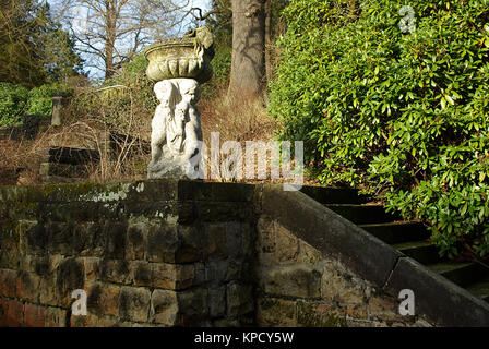 Alte putten in einem romantischen Park auf einem alten steinernen Treppe Stockfoto
