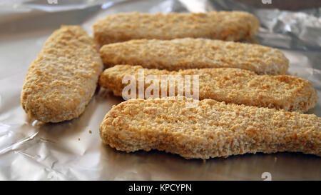 Boxed gefrorenen Hähnchen Streifen auf Alufolie in den Backofen zu gehen Stockfoto