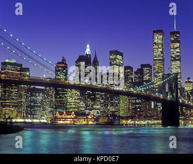 1998 historische BROOKLYN BRIDGE (© J&W ROEBLING 1876) Twin Towers (© MINORU YAMASAKI 1973) Downtown Skyline East River in Manhattan NEW YORK CITY USA Stockfoto