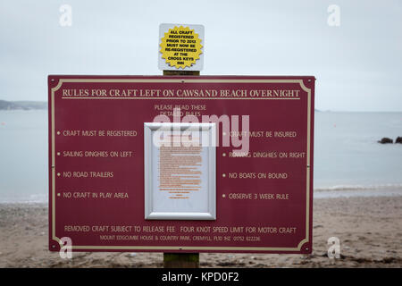 Schild mit "Regeln für das Handwerk auf Cawsand Strand links über Nacht' Stockfoto