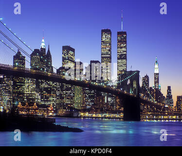 1998 historische BROOKLYN BRIDGE (© J&W ROEBLING 1876) Twin Towers (© MINORU YAMASAKI 1973) Downtown Skyline East River in Manhattan NEW YORK CITY USA Stockfoto