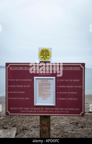 Schild mit "Regeln für das Handwerk auf Cawsand Strand links über Nacht' Stockfoto