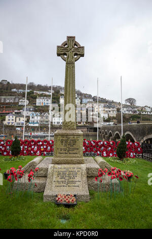 Mohnblumen und Poppy Kränze und Kreuze, Funktion neben dem Kriegerdenkmal in Looe, Cornwall. Stockfoto