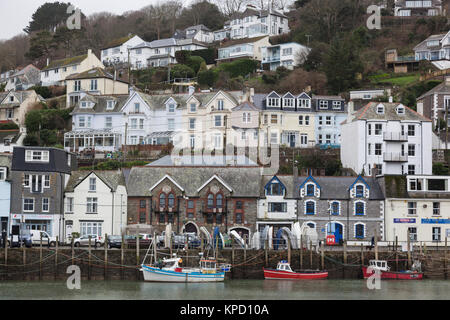 Angeln Boote am Anlegesteg im Winter im Hafen von Looe, Cornwall. Stockfoto