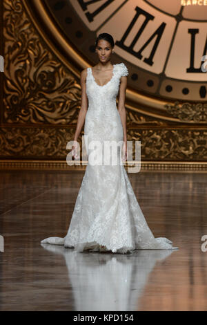 BARCELONA, SPANIEN - Mai 08: Modell Irina Shayk Spaziergänge der Start- und Landebahn für die pronovias Fashion Show 2016 als Teil der Barcelona Bridal Woche im Museu Nacional d'Art de Catalunya (MNAC) in Barcelona am 8. Mai 2015 in Barcelona, Spanien Personen: Modell Stockfoto