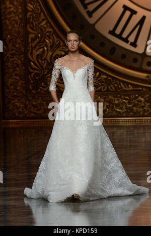 BARCELONA, SPANIEN - Mai 08: Modell Irina Shayk Spaziergänge der Start- und Landebahn für die pronovias Fashion Show 2016 als Teil der Barcelona Bridal Woche im Museu Nacional d'Art de Catalunya (MNAC) in Barcelona am 8. Mai 2015 in Barcelona, Spanien Personen: Modell Stockfoto