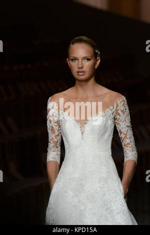 BARCELONA, SPANIEN - Mai 08: Modell Irina Shayk Spaziergänge der Start- und Landebahn für die pronovias Fashion Show 2016 als Teil der Barcelona Bridal Woche im Museu Nacional d'Art de Catalunya (MNAC) in Barcelona am 8. Mai 2015 in Barcelona, Spanien Personen: Modell Stockfoto