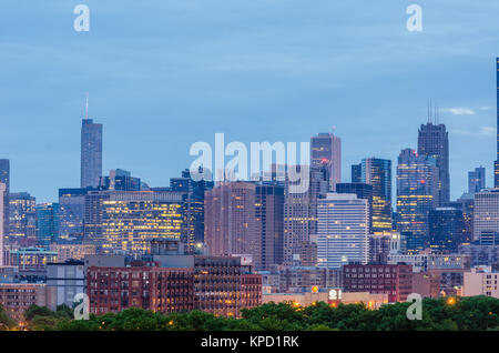 Blick nach Osten in Richtung der Skyline von Chicago in der Abenddämmerung. Stockfoto