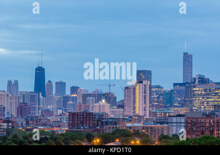 Blick nach Osten in Richtung der Skyline von Chicago in der Abenddämmerung. Stockfoto