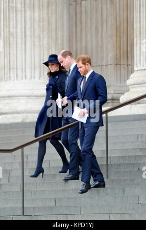 Katharina, Prinz William (Herzog und die Herzogin von Cambridge) und Prinz Harry, St Paul's Cathedral nach einem Gedenkgottesdienst (14. Dez 2017).... Stockfoto