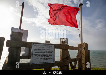 Rote Flagge der potentiellen Gefahr von der Tregantle Küsten militärischen Schießplatz zu warnen, Stockfoto