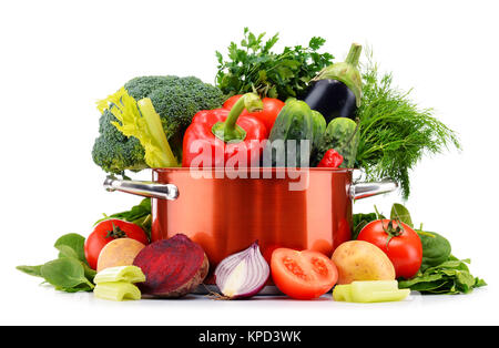 Topf und rohes Gemüse auf Weiß isoliert. Stockfoto