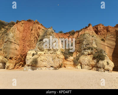 Farbige Felsen und herrliche Sandstrände an der Küste der Algarve Stockfoto