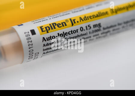 Ein jüngeres Epipen die mit einem Schuss Adrenalin im Notfall Incase eines lebensbedrohlichen allergischen Reaktion verwendet werden Stockfoto