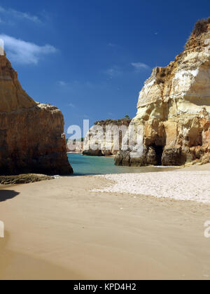 Farbige Felsen und herrliche Sandstrände an der Küste der Algarve Stockfoto