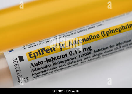 Ein jüngeres Epipen die mit einem Schuss Adrenalin im Notfall Incase eines lebensbedrohlichen allergischen Reaktion verwendet werden Stockfoto