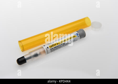 Ein jüngeres Epipen die mit einem Schuss Adrenalin im Notfall Incase eines lebensbedrohlichen allergischen Reaktion verwendet werden Stockfoto