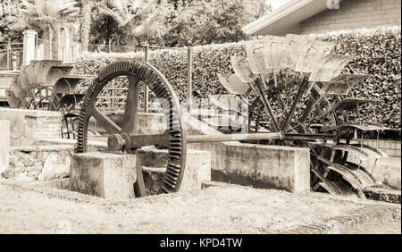 Alten Eisenrad eine Wassermühle. Ruine einer Wassermühle. Effekt-Jahrgang. Stockfoto