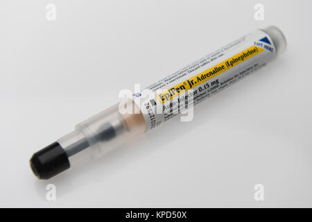 Ein jüngeres Epipen die mit einem Schuss Adrenalin im Notfall Incase eines lebensbedrohlichen allergischen Reaktion verwendet werden Stockfoto
