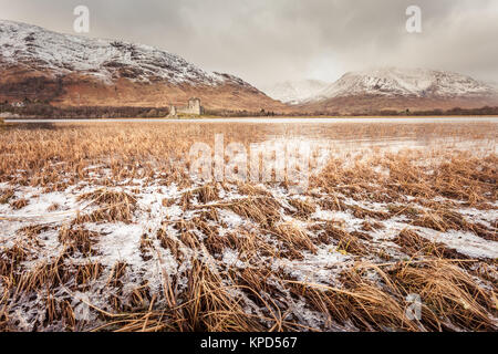 Schloss Kilchurn, Schottland, im Winter mit Loch Awe im Vordergrund. Stockfoto