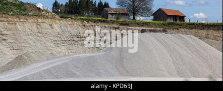 Ein Berg Kies in einer Kiesgrube - offene Grube für den Bau der Straße - ein Panorama Stockfoto