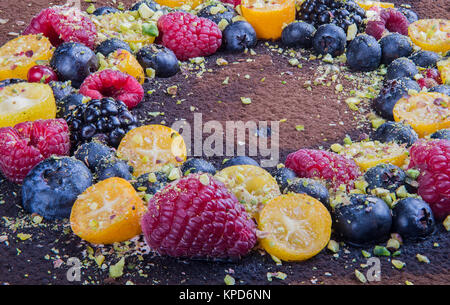 Handgemachter Kuchen mit Beeren. Stockfoto