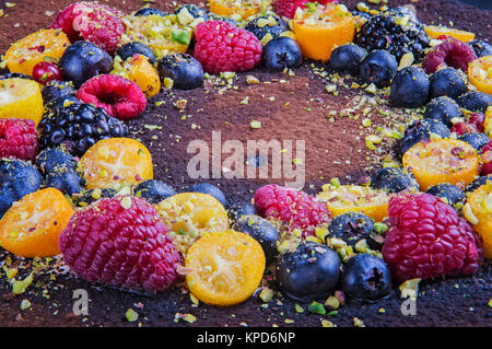 Handgemachter Kuchen mit Beeren. Stockfoto