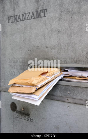 Finanzamt mit überfüllte Mailbox bei Ablauf der Frist für die Abgabe der Steuererklärung Stockfoto