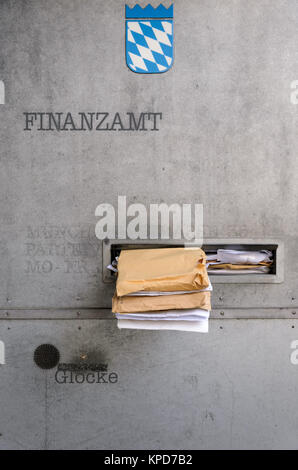 Finanzamt mit überfüllte Mailbox bei Ablauf der Frist für die Abgabe der Steuererklärung Stockfoto