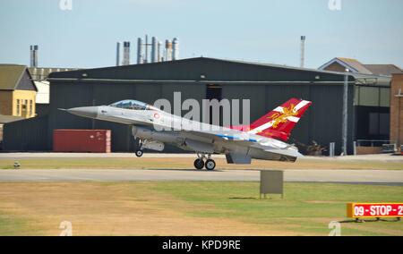 Lockheed Martin, General Dynamics F 16 A Fighting Falcon E-194 mit gemalten Schwanz feiert 60 Jahre der Königlichen Dänischen Luftwaffe an RNAS Yeovilton Stockfoto